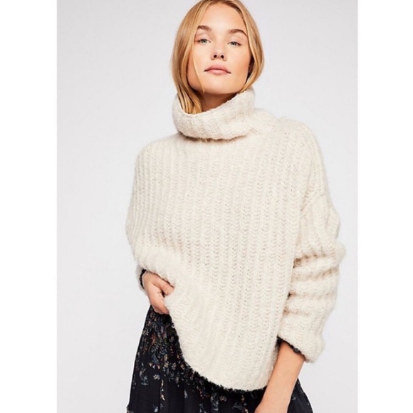 FREE PEOPLE Pearl Fluffy Wool Blend Slouchy Sweater NWT - Picture 2 of 9